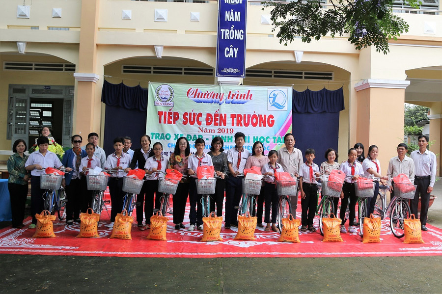 Chương trình Tiếp sức đến trường tại Trường THCS Xuân Đông, huyện Chợ Gạo. Chương trình Tiếp sức đến trường tại Trường THCS Xuân Đông, huyện Chợ Gạo.