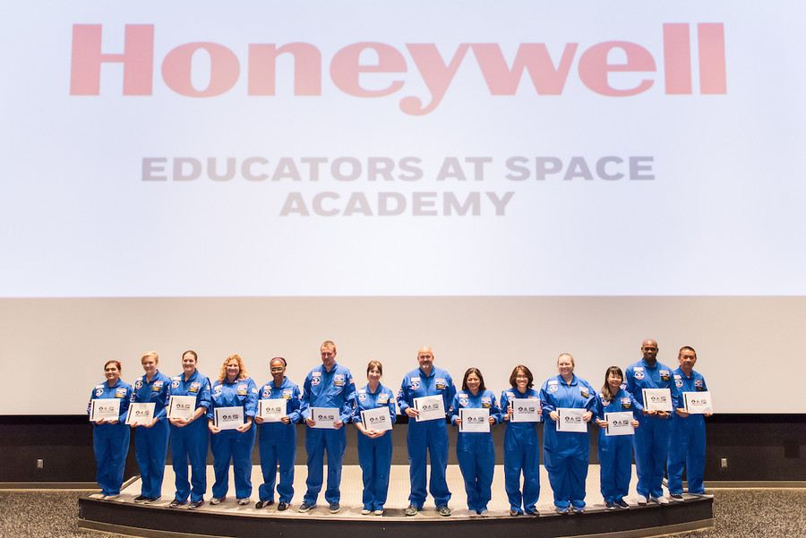 Lễ trao chứng nhận tốt nghiệp Lễ trao chứng nhận tốt nghiệp