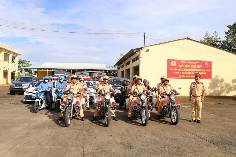 Công an tỉnh Sóc Trăng ra quân tổng kiểm soát xe ô tô kinh doanh vận tải hành khách và xe ô tô vận tải hàng hóa bằng container.