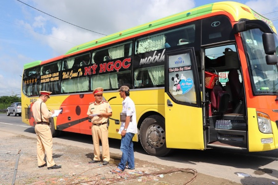 Đợt tổng kiểm soát nhằm lập lại trật tự, an toàn giao thông. Đợt tổng kiểm soát nhằm lập lại trật tự, an toàn giao thông.