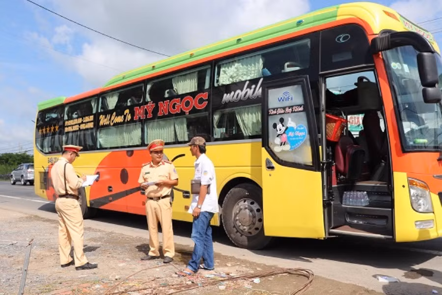 Đợt tổng kiểm soát nhằm lập lại trật tự, an toàn giao thông.