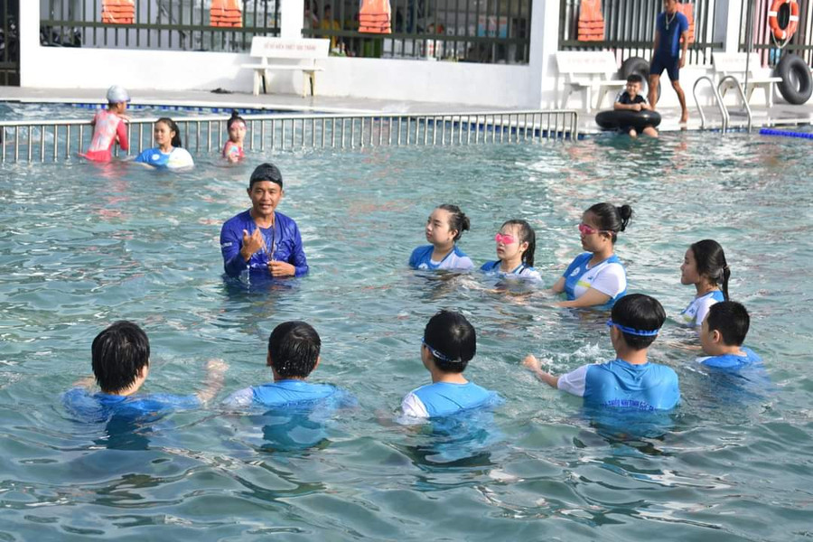 Dạy bơi tại hồ bơi phòng chống đuối nước thanh thiếu nhi tỉnh Sóc Trăng. Dạy bơi tại hồ bơi phòng chống đuối nước thanh thiếu nhi tỉnh Sóc Trăng.