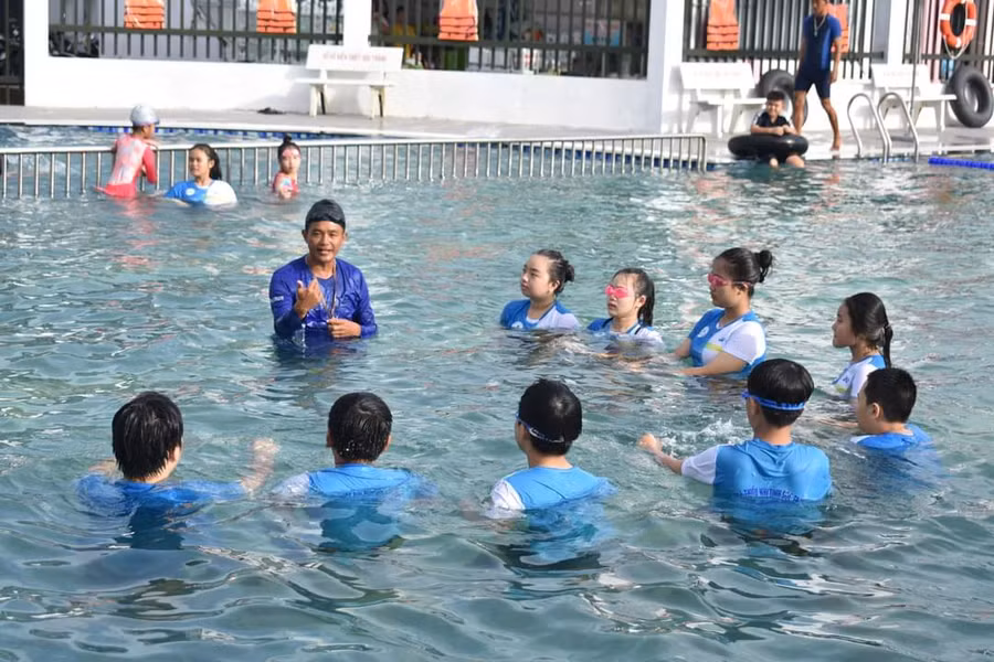 Dạy bơi tại hồ bơi phòng chống đuối nước thanh thiếu nhi tỉnh Sóc Trăng.