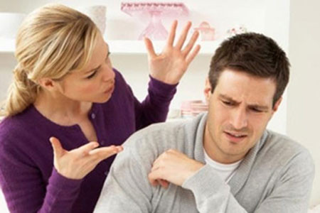 6 điều cấm kỵ một người phụ nữ thông minh không nên làm ảnh 1 Là một người phụ nữ thông minh thì bạn không nên làm xấu chồng trước mặt bạn bè của anh ấy. (Ảnh minh họa)