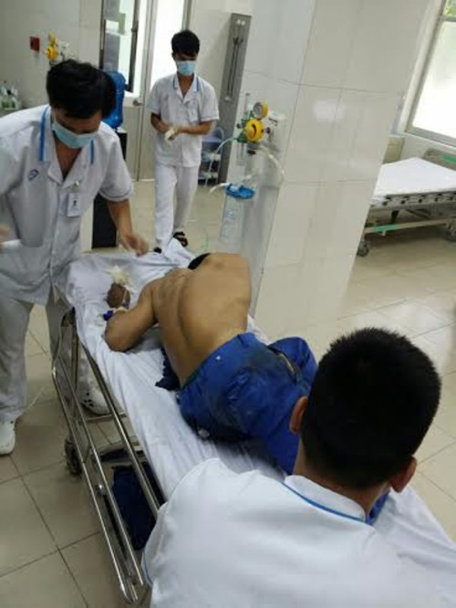 Vợ kinh hoàng kể lúc chồng doanh nhân uống nước rửa bồn cầu tự tử - Ảnh 1