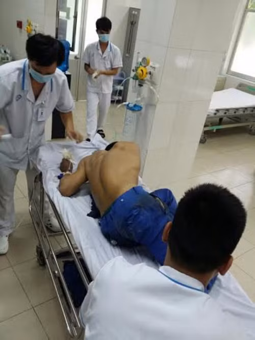 Vợ kinh hoàng kể lúc chồng doanh nhân uống nước rửa bồn cầu tự tử - Ảnh 1