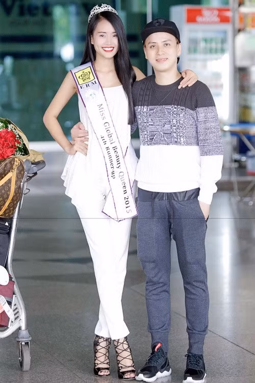 Nhà thiết kế Văn Thành Công, người hỗ trợ trang phục cho Thùy Anh trong suốt quá trình dự thi Hoa hậu Sắc đẹp Hoàn cầu 2015. Ảnh: Đinh Trung Tín Người đẹp thi chui không hay biết bị phạt 22,5 triệu đồng