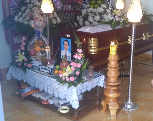 Cự cãi, chồng uống thuốc cỏ tự tử trước mặt vợ