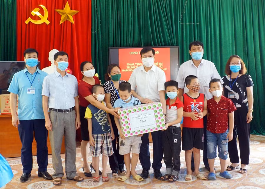 Chủ tịch UBND tỉnh Nguyễn Long Hải thăm và tặng quà cho trẻ em nhân dịp tết thiếu nhi 1/6.