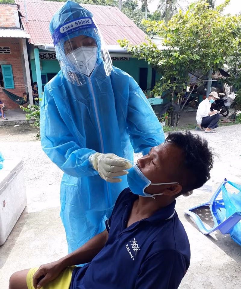 Cô Huỳnh Thị Mai Anh lấy mẫu xét nghiệm cho người dân.