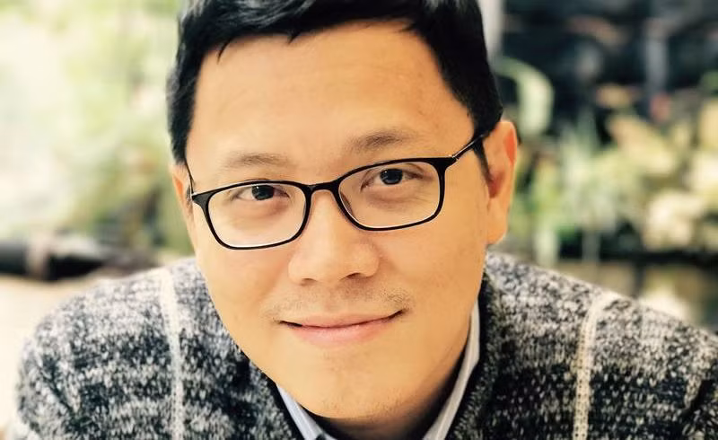 Phó giáo sư Lê Anh Vinh là Trưởng Khoa Sư phạm, Đại học Sư phạm, Đại học Quốc gia Hà Nội. Anh hiện là một phó giáo sư trẻ ở Việt Nam sau khi trở về từ Hoa Kỳ. Anh đã hoàn thành luận án Tiến sĩ về Toán tại Đại học Harvard.