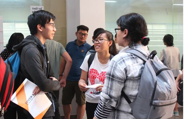 Thí sinh sôi nổi bàn luận sau giờ thi