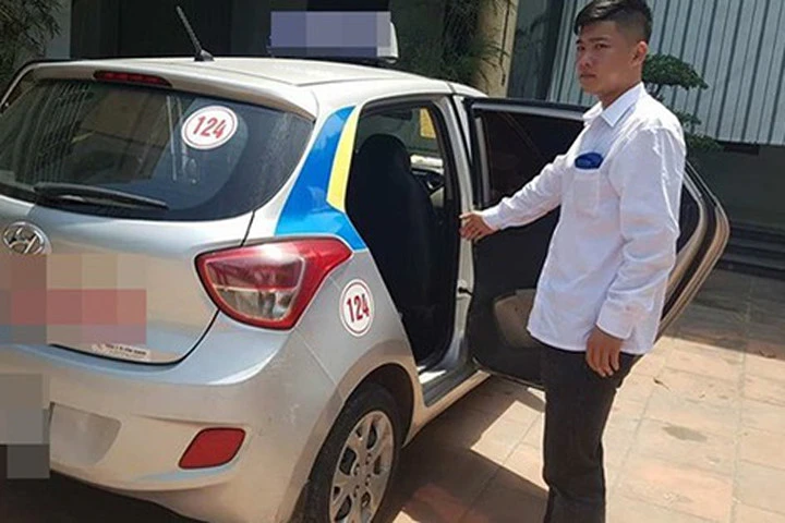 Tài xế taxi mở bung 2 cửa phóng trên đường: "Biết nguy hiểm nhưng tình thế cấp bách, cứu người là quan trọng"