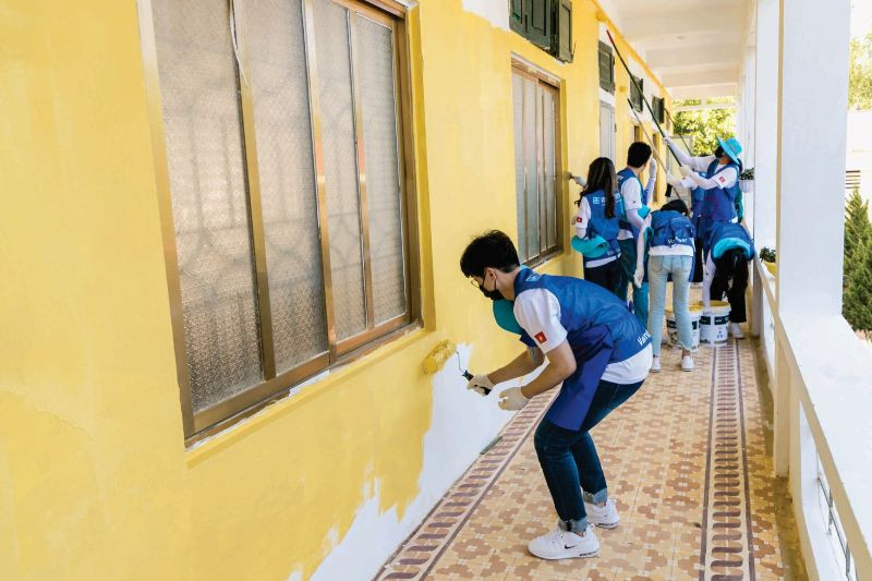 Các tình nguyện viên ngân hàng IBK đang sơn lại lớp học