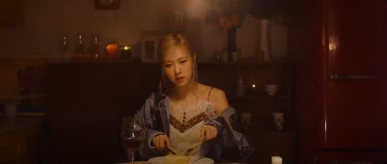 Những điều bạn có thể đã bỏ lỡ trong Teaser "Coming Soon" của Rosé BLACKPINK ảnh 2
