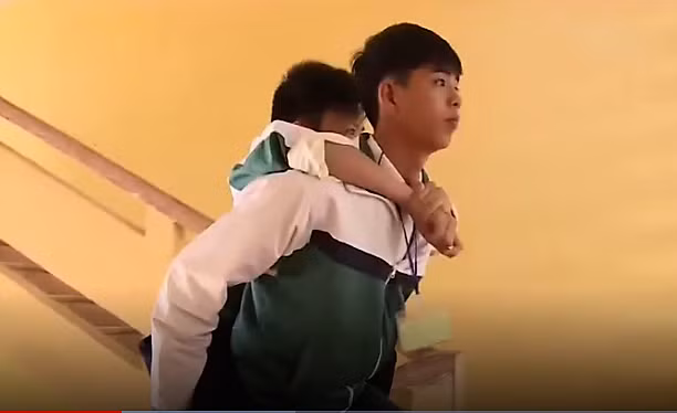 Bộ trưởng Phùng Xuân Nhạ gửi thư khen HS 8 năm cõng bạn tới trường