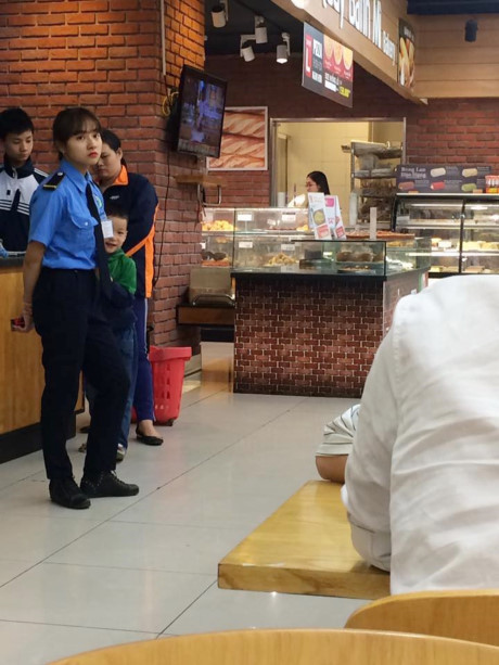 Nữ nhân viên bảo vệ siêu thị trẻ đẹp ở Hà Nội hết hồn vì bỗng dưng nổi tiếng - Ảnh 2 Nu nhan vien bao ve sieu thi tre dep o Ha Noi het hon vi bong dung noi tieng - Anh 2