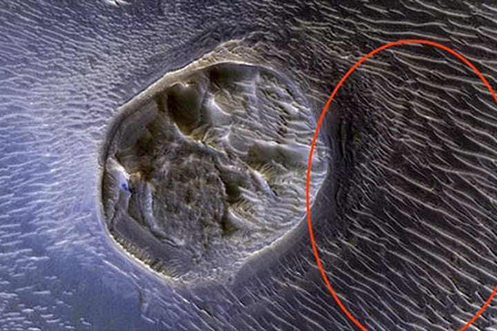 NASA công bố miệng núi lửa kỳ lạ nhất trên sao Hỏa