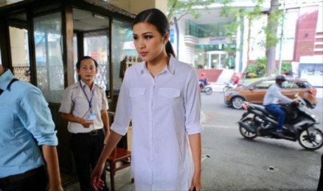 Nguyễn Thị Thành căng thẳng giải trình thi chui - Ảnh 2 Nguyen Thi Thanh cang thang giai trinh thi chui - Anh 2