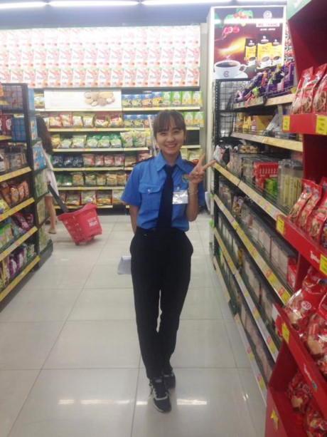 Nữ nhân viên bảo vệ siêu thị trẻ đẹp ở Hà Nội hết hồn vì bỗng dưng nổi tiếng - Ảnh 3 Nu nhan vien bao ve sieu thi tre dep o Ha Noi het hon vi bong dung noi tieng - Anh 3