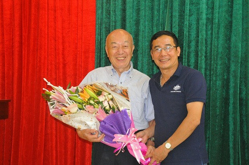 Ông Nguyễn Tất Thắng – Trưởng ban Ban Công tác Học sinh Sinh viên ĐH Thái Nguyên - tặng hoa chào mừng ông Sadanori Watanabe Ông Nguyễn Tất Thắng – Trưởng ban Ban Công tác Học sinh Sinh viên ĐH Thái Nguyên - tặng hoa chào mừng ông Sadanori Watanabe