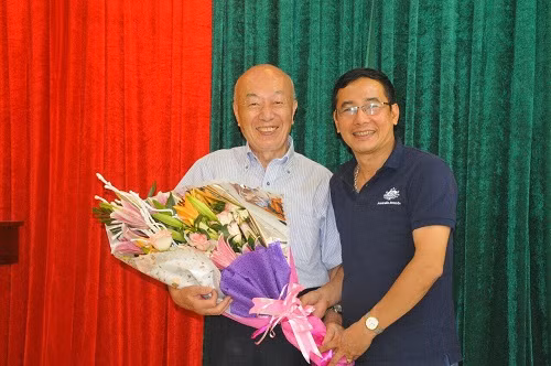 Ông Nguyễn Tất Thắng – Trưởng ban Ban Công tác Học sinh Sinh viên ĐH Thái Nguyên - tặng hoa chào mừng ông Sadanori Watanabe