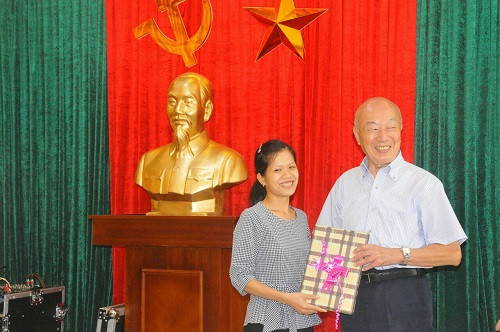 Cựu sinh viên Bế Thị Dung tặng quà lưu niệm cho ông Sadanori Watanabe Cựu sinh viên Bế Thị Dung tặng quà lưu niệm cho ông Sadanori Watanabe