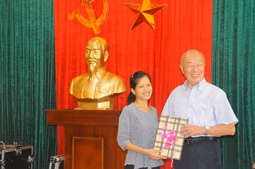 Cựu sinh viên Bế Thị Dung tặng quà lưu niệm cho ông Sadanori Watanabe