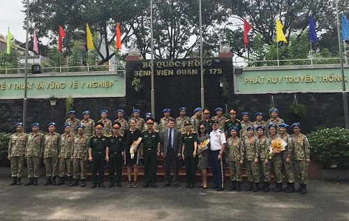 Trợ lý Bộ trưởng Quốc phòng Hoa Kỳ Randall Schriver tới thăm Bệnh viện Quân y 175 tại Thành phố Hồ Chí Minh.