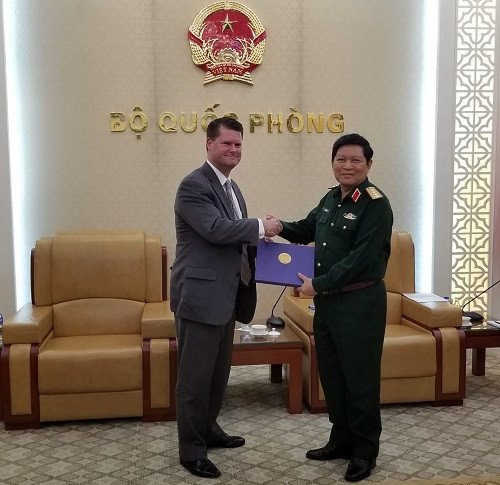 Trợ lý Bộ trưởng Quốc phòng Hoa Kỳ đặc trách các vấn đề an ninh châu Á – Thái Bình Dương Randall G. Schriver chào xã giao Bộ trưởng Bộ Quốc phòng, Đại tướng Ngô Xuân Lịch.