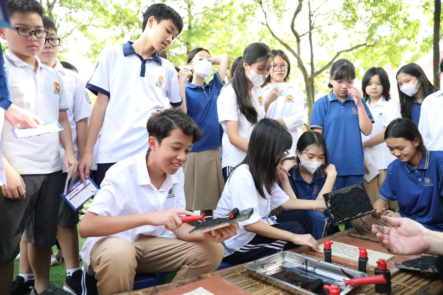 Học sinh trải nghiệm văn hóa dân gian qua việc in tranh Đông Hồ. Học sinh trải nghiệm văn hóa dân gian qua việc in tranh Đông Hồ.