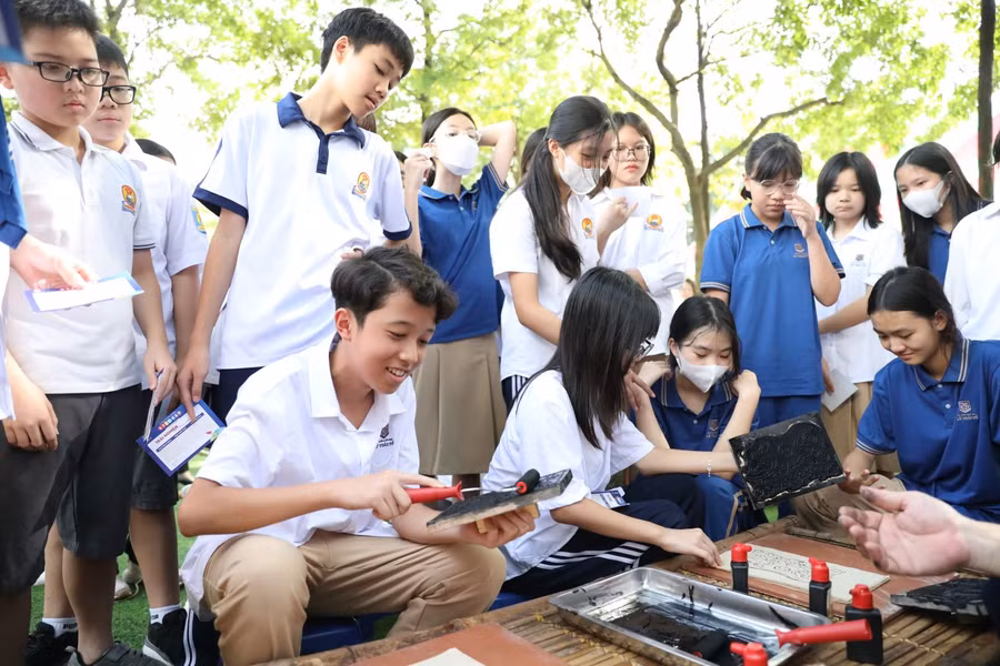 Học sinh trải nghiệm văn hóa dân gian qua việc in tranh Đông Hồ.