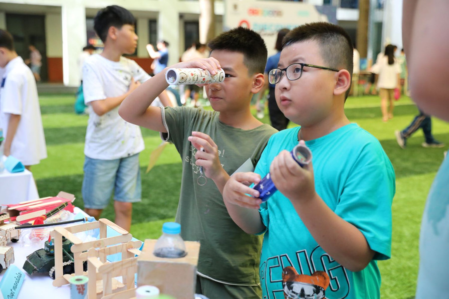 Học sinh trải nghiệm các mô hình sáng tạo. Học sinh trải nghiệm các mô hình sáng tạo.