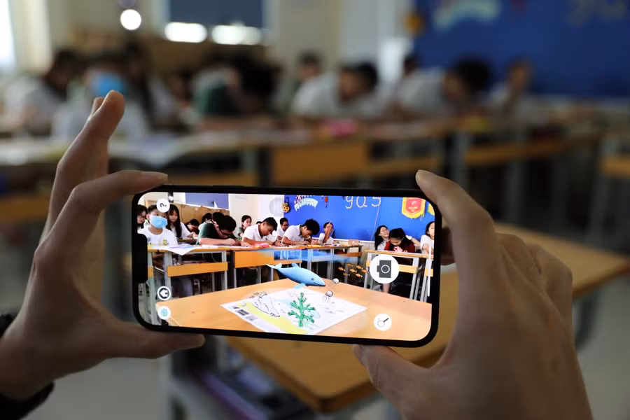 Học sinh trải nghiệm phòng thực tế ảo.