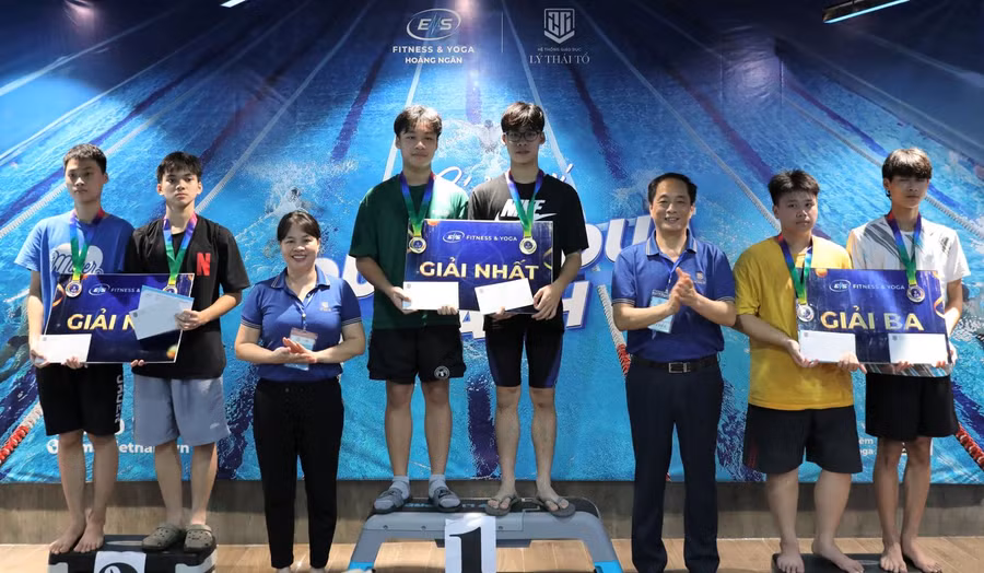 Nhà trường trao giải cho những học sinh nam có thành tích bơi xuất sắc nhất.
