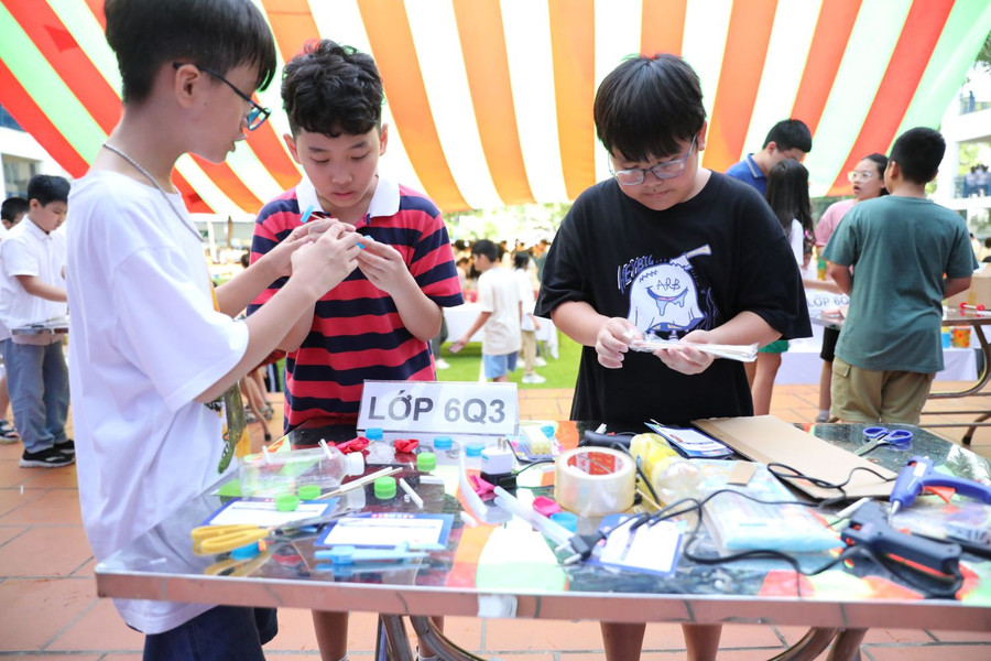 Học sinh tham gia chế tạo, lắp ráp mô hình xe đua. Học sinh tham gia chế tạo, lắp ráp mô hình xe đua.