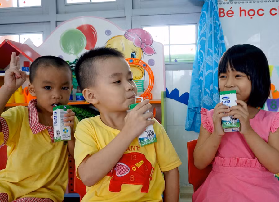 Những ngày đầu năm học mới thêm vui với các em học sinh vì được uống sữa với các bạn.