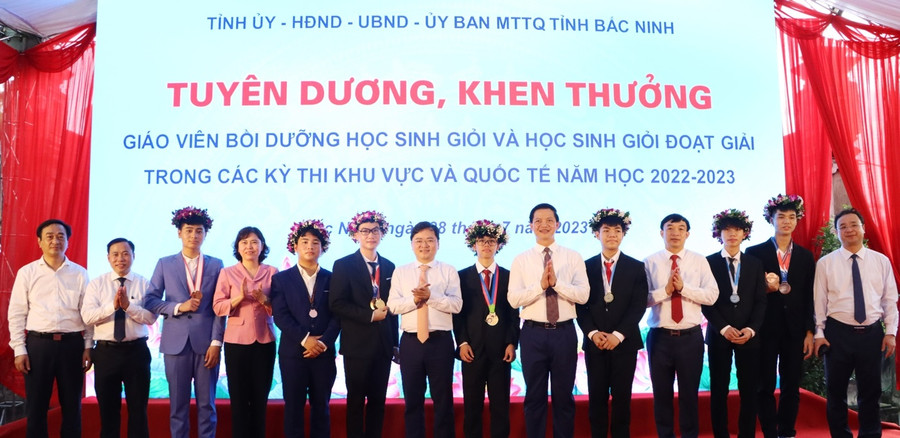 Lãnh đạo tỉnh Bắc Ninh, Sở GD&ĐT chúc mừng HSG đoạt giải trong các kỳ thi khu vực và quốc tế. Ảnh: Đăng Chung Lãnh đạo tỉnh Bắc Ninh, Sở GD&ĐT chúc mừng HSG đoạt giải trong các kỳ thi khu vực và quốc tế. Ảnh: Đăng Chung