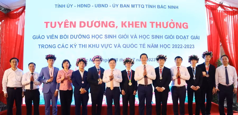 Lãnh đạo tỉnh Bắc Ninh, Sở GD&amp;ĐT chúc mừng HSG đoạt giải trong các kỳ thi khu vực và quốc tế. Ảnh: Đăng Chung