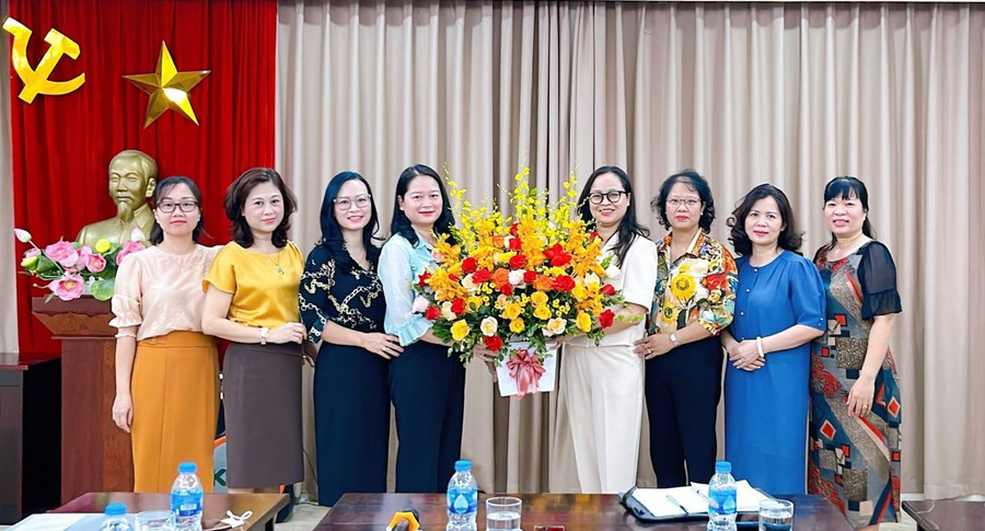 Cô Trịnh Phương Linh (thứ 4 từ phải sang) nhận Quyết định là Hiệu trưởng Trường Tiểu học Thủ Lệ. Ảnh: NVCC Cô Trịnh Phương Linh (thứ 4 từ phải sang) nhận Quyết định là Hiệu trưởng Trường Tiểu học Thủ Lệ. Ảnh: NVCC