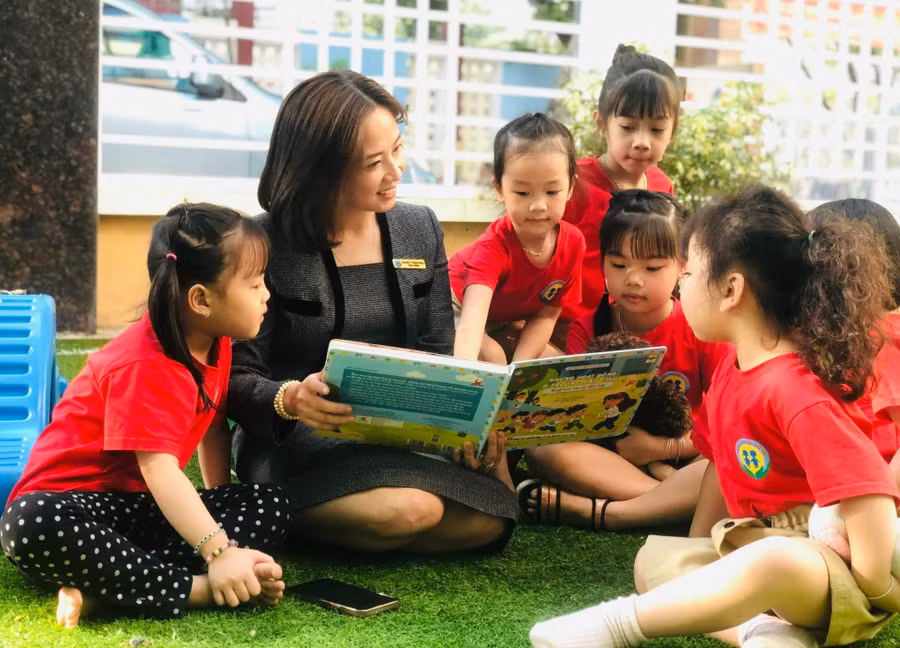 Cô Hiệu trưởng Nguyễn Thị Thanh Hương và các bé Trường Mầm non Sao Mai (Ba Đình, Hà Nội). Ảnh: NVCC
