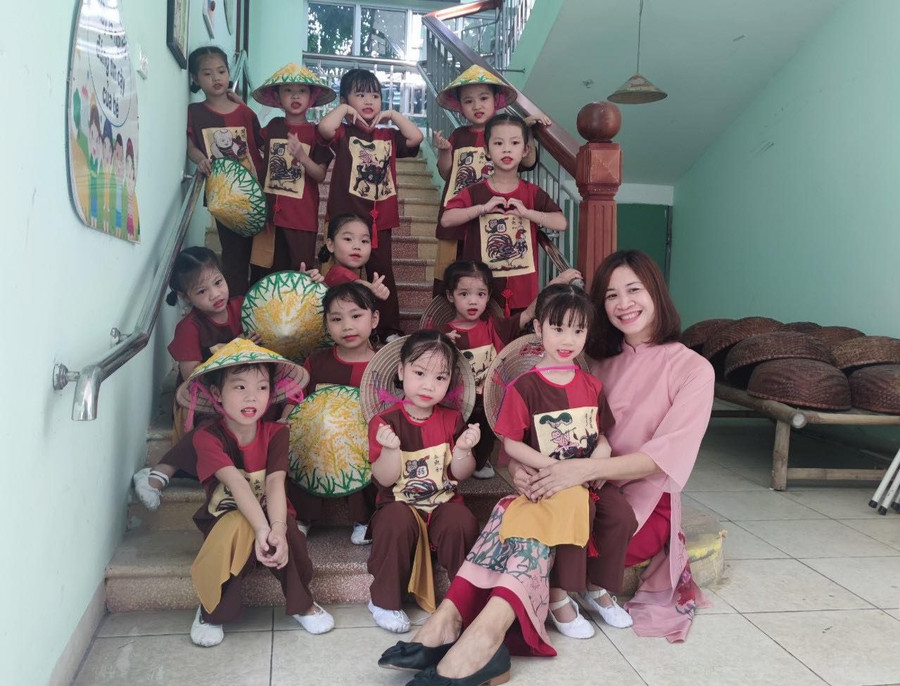 Cô trò Trường Mầm non A xã Tứ Hiệp (Thanh Trì, Hà Nội). Cô trò Trường Mầm non A xã Tứ Hiệp (Thanh Trì, Hà Nội).