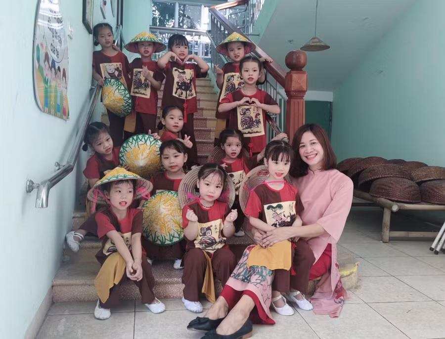 Cô trò Trường Mầm non A xã Tứ Hiệp (Thanh Trì, Hà Nội).