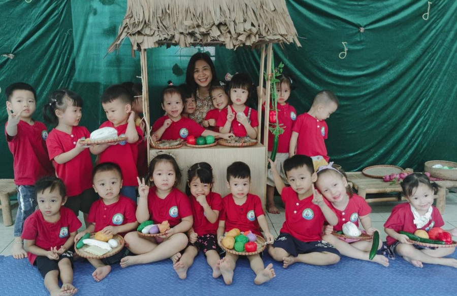 Cô Hiệu trưởng Trương Thị Thu Huyền và trẻ Trường Mầm non A xã Tứ Hiệp (Thanh Trì, Hà Nội). Ảnh: NVCC Cô Hiệu trưởng Trương Thị Thu Huyền và trẻ Trường Mầm non A xã Tứ Hiệp (Thanh Trì, Hà Nội). Ảnh: NVCC