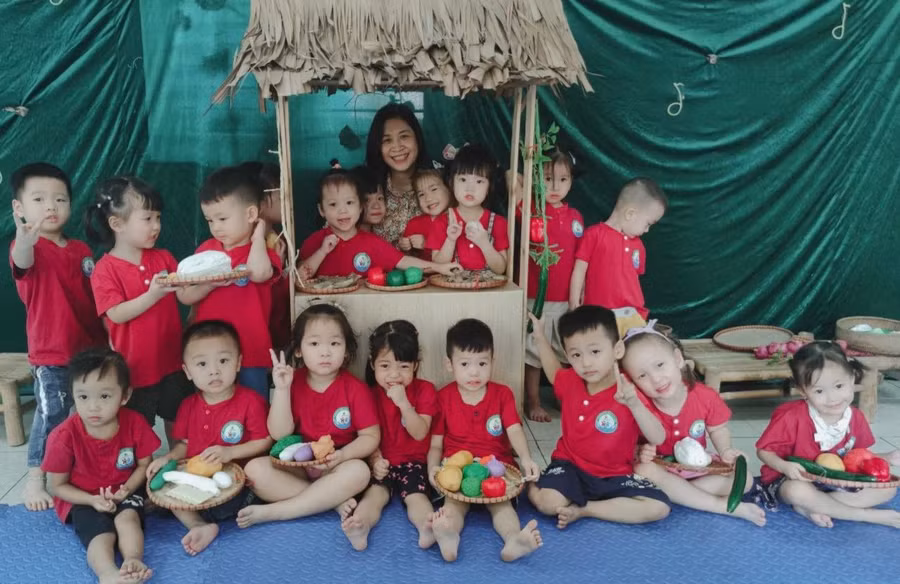Cô Hiệu trưởng Trương Thị Thu Huyền và trẻ Trường Mầm non A xã Tứ Hiệp (Thanh Trì, Hà Nội). Ảnh: NVCC