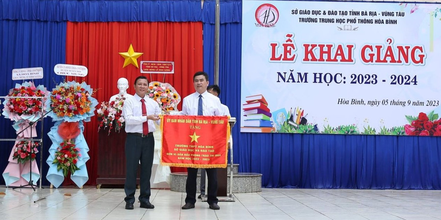 Thầy Nhật Nam (bên phải) người từng thi đậu và được bổ nhiệm Hiệu trưởng Trường THPT Hòa Bình. Ảnh: NVCC Thầy Nhật Nam (bên phải) người từng thi đậu và được bổ nhiệm Hiệu trưởng Trường THPT Hòa Bình. Ảnh: NVCC