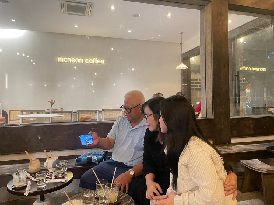 Gia đình cô Nguyễn Quốc Thư Trâm cùng theo dõi chương trình Thay lời tri ân năm 2023 Gia đình cô Nguyễn Quốc Thư Trâm cùng theo dõi chương trình Thay lời tri ân năm 2023