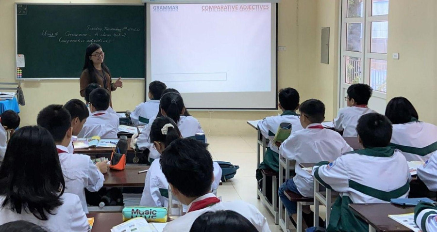 Cô Đinh Thị Bích Liên, Tổ phó Tổ Ngoại ngữ, Trường THCS và THPT M.V. Lômônôxốp và học trò trong giờ dạy học tiếng Anh. Cô Đinh Thị Bích Liên, Tổ phó Tổ Ngoại ngữ, Trường THCS và THPT M.V. Lômônôxốp và học trò trong giờ dạy học tiếng Anh.