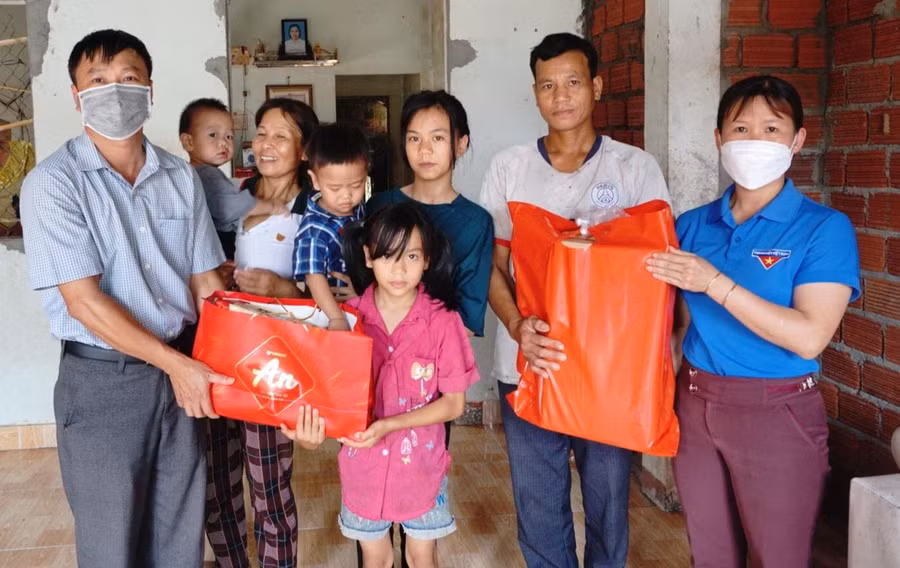 Trường Tiểu học - THCS Lý Tự Trọng thường xuyên thăm hỏi, động viên học sinh có hoàn cảnh khó khăn.