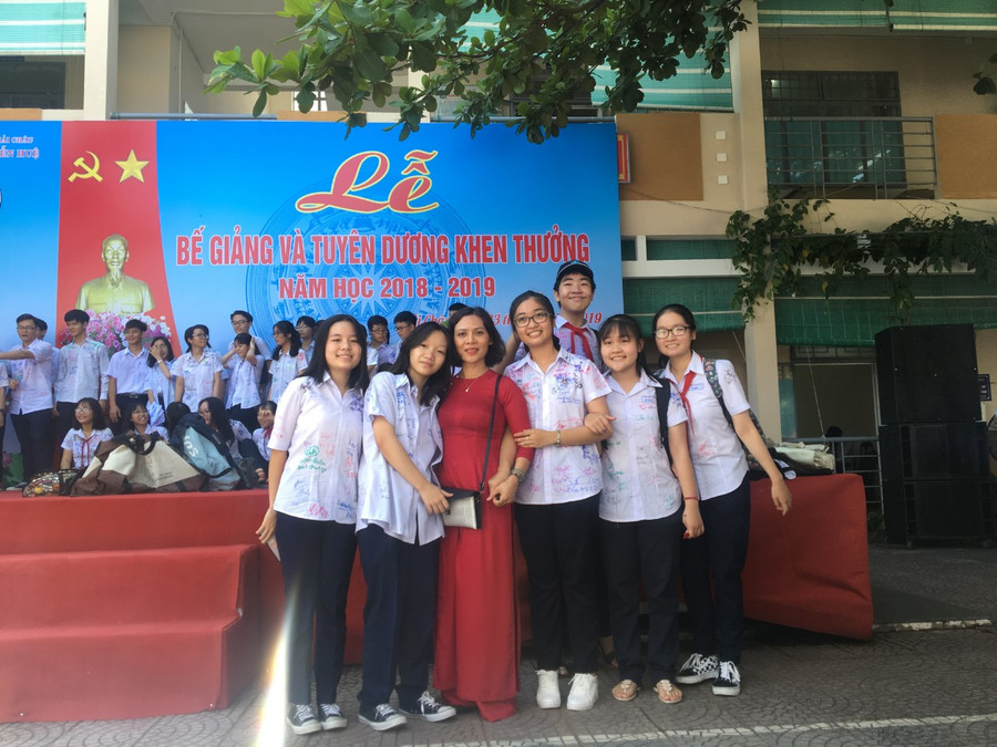 Cô giáo Việt Hà chụp ảnh lưu niệm với HS trong lễ bế giảng năm học. Cô giáo Việt Hà chụp ảnh lưu niệm với HS trong lễ bế giảng năm học.